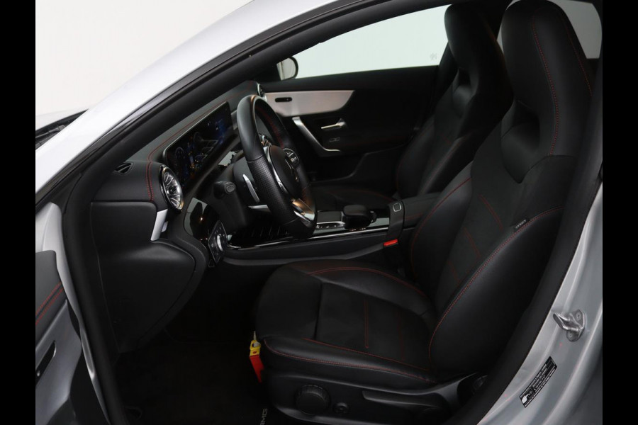 Mercedes-Benz CLA-Klasse 250e AMG Night | Stoelverwarming | Leder/Alcantara | Camera | Widescreen | Navigatie | Full LED | Sportstoelen