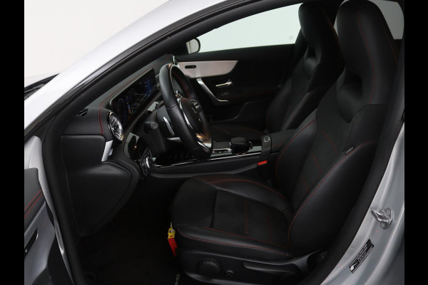 Mercedes-Benz CLA-Klasse 250e AMG Night | Stoelverwarming | Leder/Alcantara | Camera | Widescreen | Navigatie | Full LED | Sportstoelen