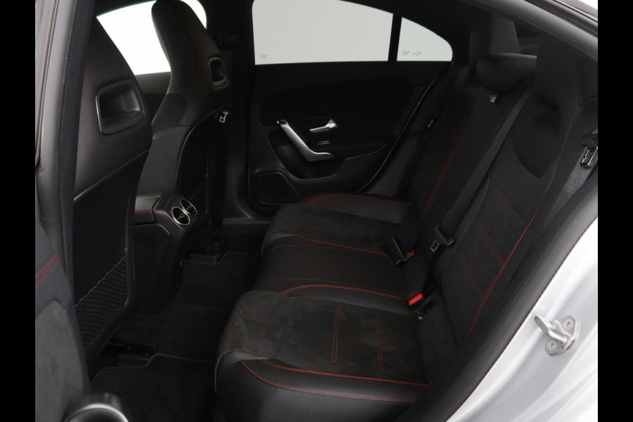 Mercedes-Benz CLA-Klasse 250e AMG Night | Stoelverwarming | Leder/Alcantara | Camera | Widescreen | Navigatie | Full LED | Sportstoelen