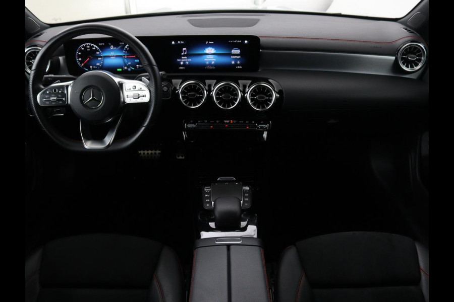 Mercedes-Benz CLA-Klasse 250e AMG Night | Stoelverwarming | Leder/Alcantara | Camera | Widescreen | Navigatie | Full LED | Sportstoelen