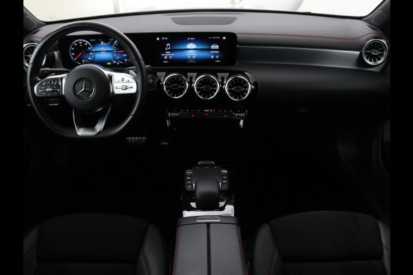 Mercedes-Benz CLA-Klasse 250e AMG Night | Stoelverwarming | Leder/Alcantara | Camera | Widescreen | Navigatie | Full LED | Sportstoelen