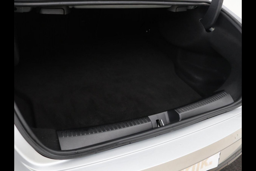 Mercedes-Benz CLA-Klasse 250e AMG Night | Stoelverwarming | Leder/Alcantara | Camera | Widescreen | Navigatie | Full LED | Sportstoelen