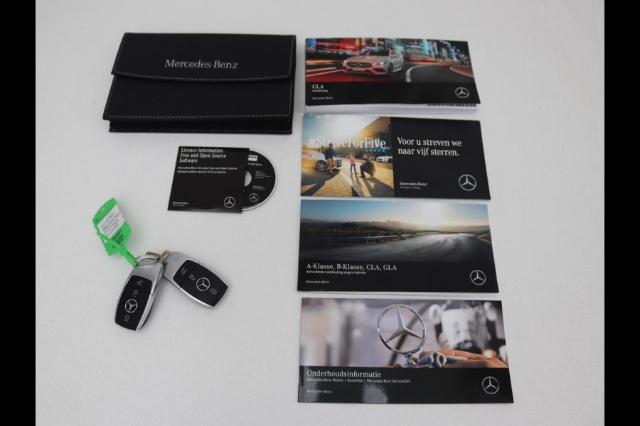 Mercedes-Benz CLA-Klasse 250e AMG Night | Stoelverwarming | Leder/Alcantara | Camera | Widescreen | Navigatie | Full LED | Sportstoelen