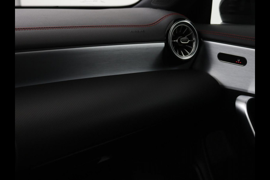 Mercedes-Benz CLA-Klasse 250e AMG Night | Stoelverwarming | Leder/Alcantara | Camera | Widescreen | Navigatie | Full LED | Sportstoelen