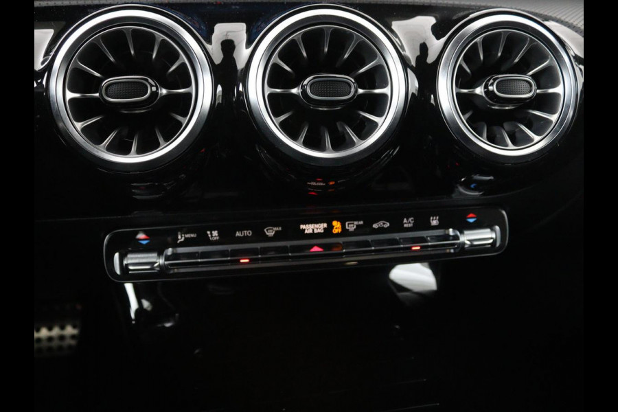 Mercedes-Benz CLA-Klasse 250e AMG Night | Stoelverwarming | Leder/Alcantara | Camera | Widescreen | Navigatie | Full LED | Sportstoelen