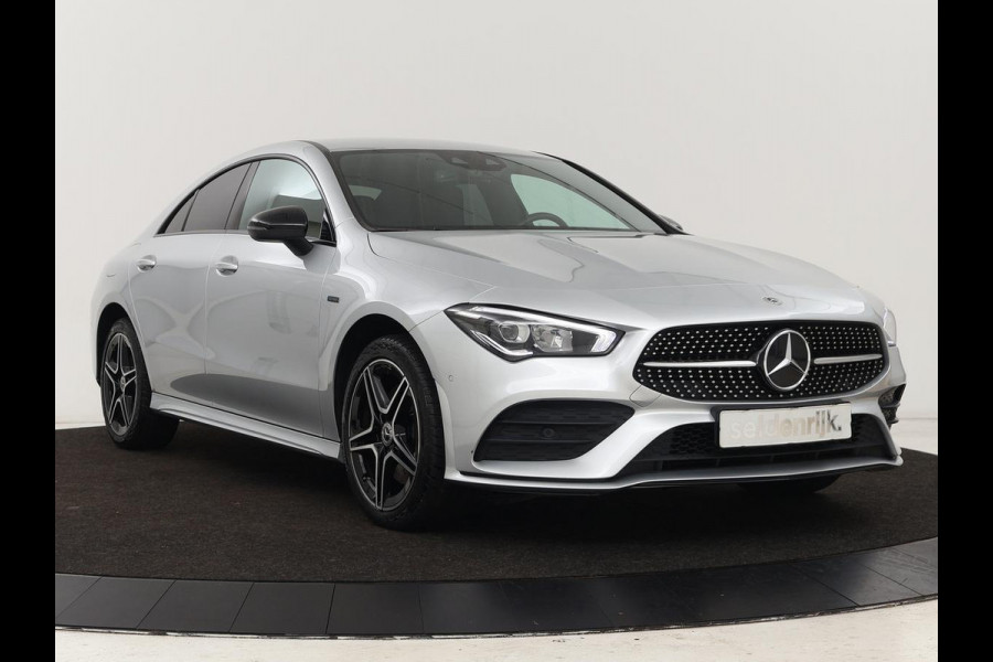 Mercedes-Benz CLA-Klasse 250e AMG Night | Stoelverwarming | Leder/Alcantara | Camera | Widescreen | Navigatie | Full LED | Sportstoelen