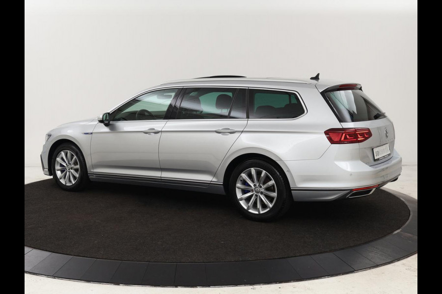 Volkswagen Passat 1.4 TSI PHEV GTE | Panoramadak | Leder | Stoelverwarming | Trekhaak | Camera | Park Assist | Adaptive cruise | Side Assist | Matrix LED | Carplay | Navigatie