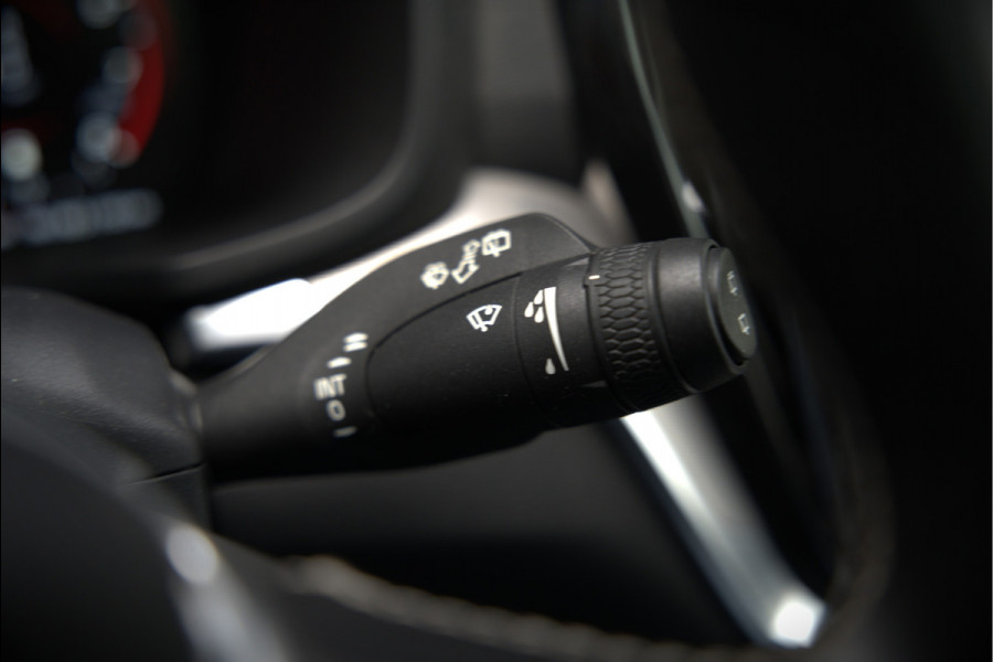 Volvo V60 2.0 B3 R-Design | Panoramadak | Harman Kardon | Keyless | Elektrische Stoelen | Stuurverwarming | Stoelverwarming | Camera | Adaptive Cruise Control | Leer | LED | DAB | Parkeensensoren