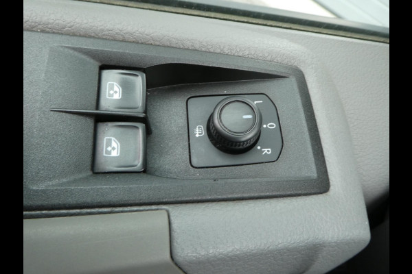Volkswagen Crafter 35 2.0 TDI 180 pk L3H3 ( L2H2) airco, apple carplay ,camera ,trekhaak