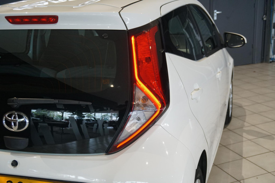 Toyota Aygo 1.0 VVT-i x-play limited + CAMERA / APPLE CARPLAY