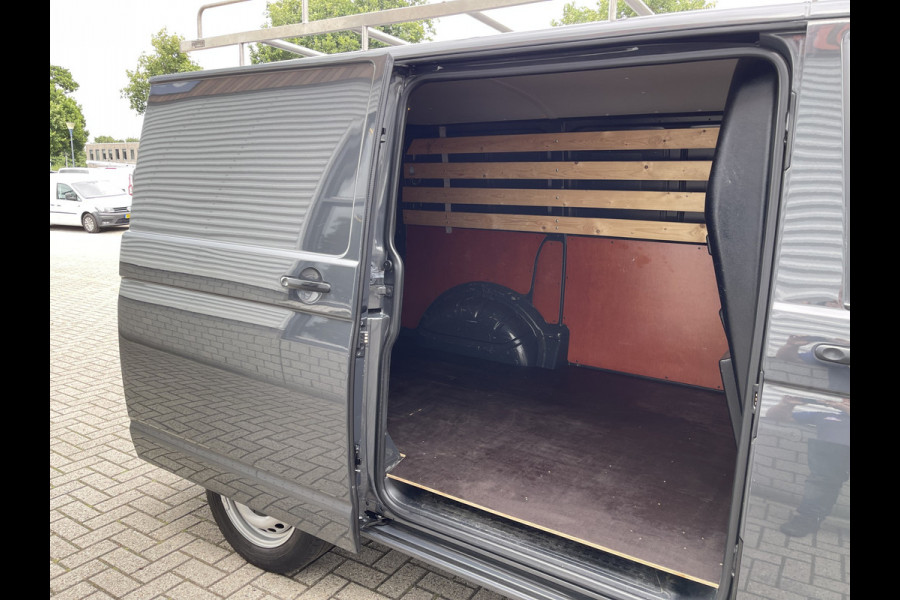 Volkswagen Transporter 2.0 TDI L1H1 Comfortline / vaste prijs rijklaar € 13.950 ex btw / lease vanaf € 235 / airco / cruise / trekhaak 2200 kg / imperial / euro 6 / achterklep