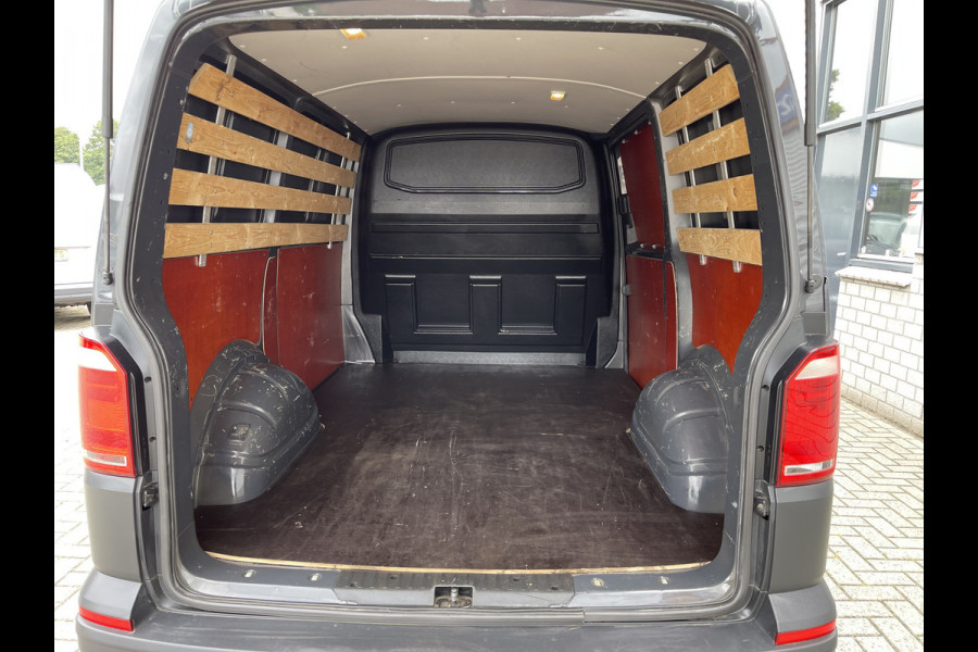 Volkswagen Transporter 2.0 TDI L1H1 Comfortline / vaste prijs rijklaar € 13.950 ex btw / lease vanaf € 235 / airco / cruise / trekhaak 2200 kg / imperial / euro 6 / achterklep