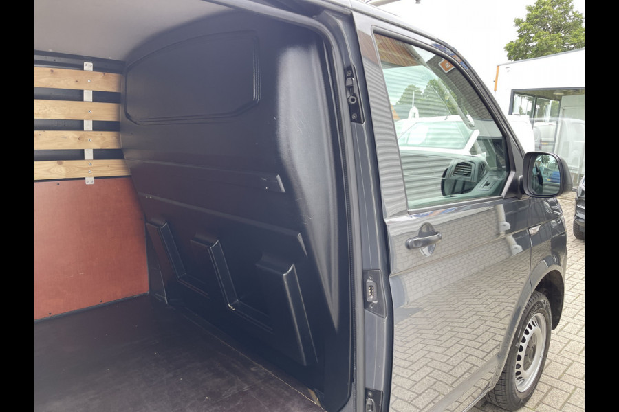 Volkswagen Transporter 2.0 TDI L1H1 Comfortline / vaste prijs rijklaar € 13.950 ex btw / lease vanaf € 235 / airco / cruise / trekhaak 2200 kg / imperial / euro 6 / achterklep