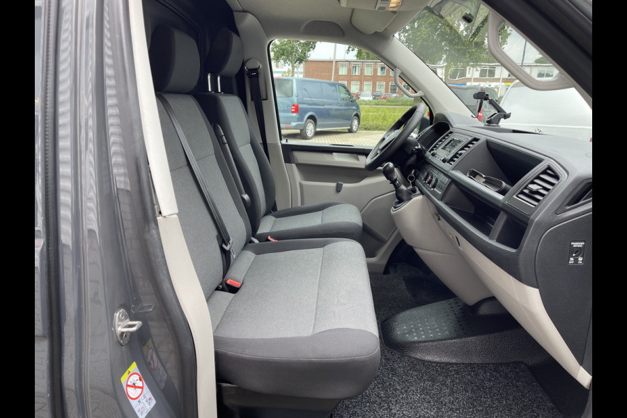 Volkswagen Transporter 2.0 TDI L1H1 Comfortline / vaste prijs rijklaar € 13.950 ex btw / lease vanaf € 235 / airco / cruise / trekhaak 2200 kg / imperial / euro 6 / achterklep