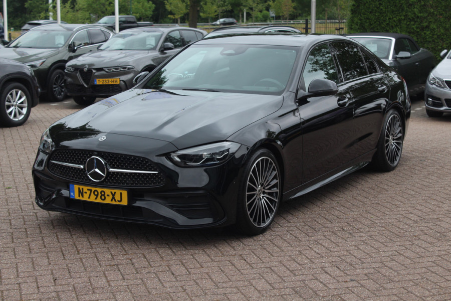 Mercedes-Benz C-Klasse 180 AMG Line / Camera / Leder&Alcantara / 18'' / Navigatie / DAB / Dodehoek / Stoelverwarming / Cruise Control