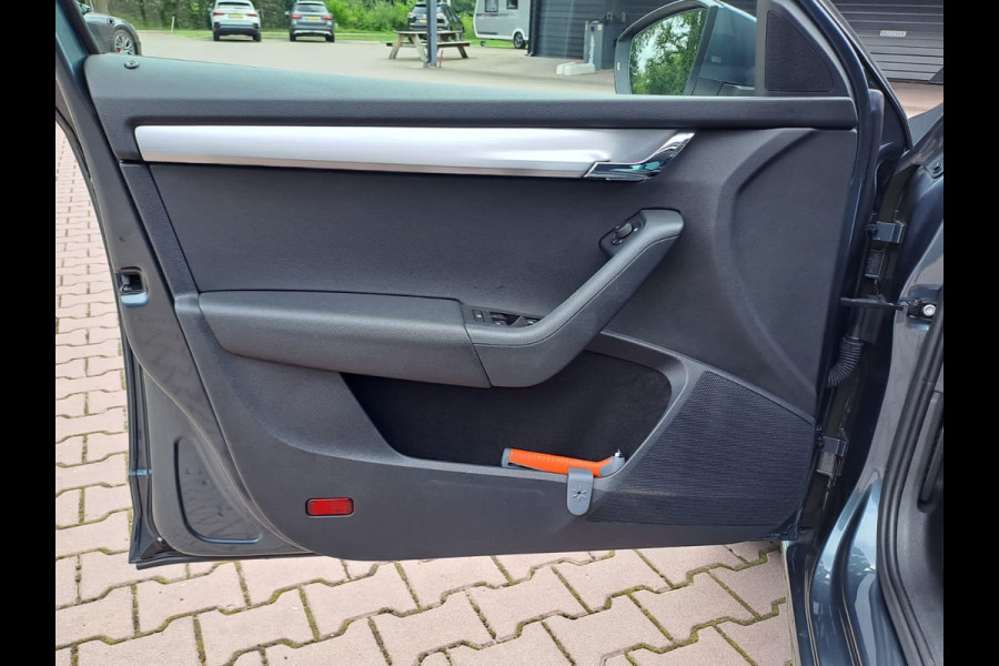 Škoda Octavia Combi 1.0 TSI Greentech Ambition Business | LED | Trekhaak | Navi | PDC | App-connect |