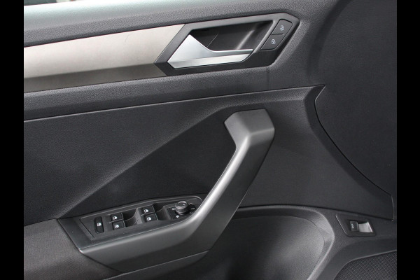 Volkswagen T-Roc 1.5 TSI 150pk Automaat Style Business Navigatie Lichtmetalen Velgen Airco Parkeer sensoren