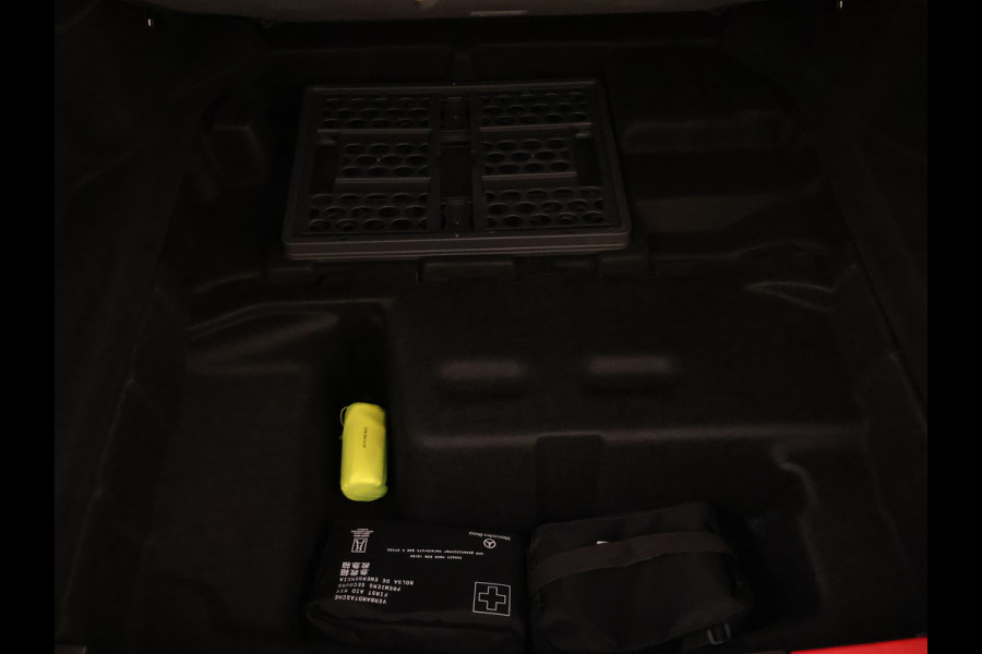 Mercedes-Benz C-Klasse Estate 180 Star Edition AMG Line | Nightpakket | Parkeerpakket met achteruitrijcamera | EASY PACK achterklep | Antidiefstalpakket GUARD 360° Plus | USB-pakket | Memorypakket | Dodehoekassistent |