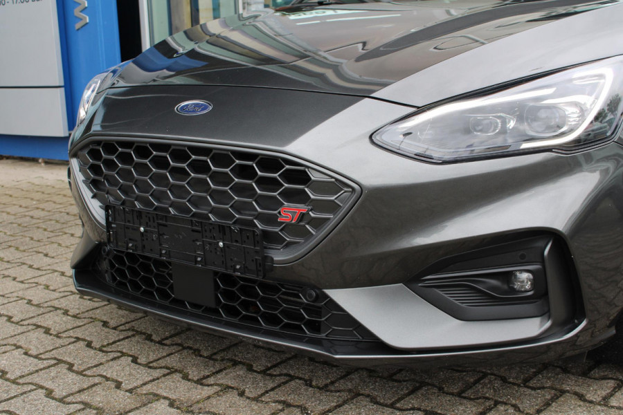 Ford FOCUS Wagon 2.3 EcoBoost ST-3 | Automaat 280pk! | Dubbele Wielset | Panoramadak | Winter Pack | Adaptive cruise control | Adaptive LED | Head up Display | Camera |