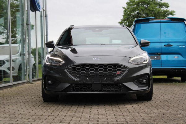 Ford FOCUS Wagon 2.3 EcoBoost ST-3 | Automaat 280pk! | Dubbele Wielset | Panoramadak | Winter Pack | Adaptive cruise control | Adaptive LED | Head up Display | Camera |