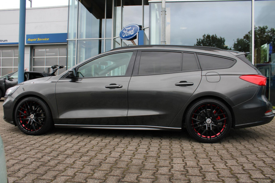 Ford FOCUS Wagon 2.3 EcoBoost ST-3 | Automaat 280pk! | Dubbele Wielset | Panoramadak | Winter Pack | Adaptive cruise control | Adaptive LED | Head up Display | Camera |