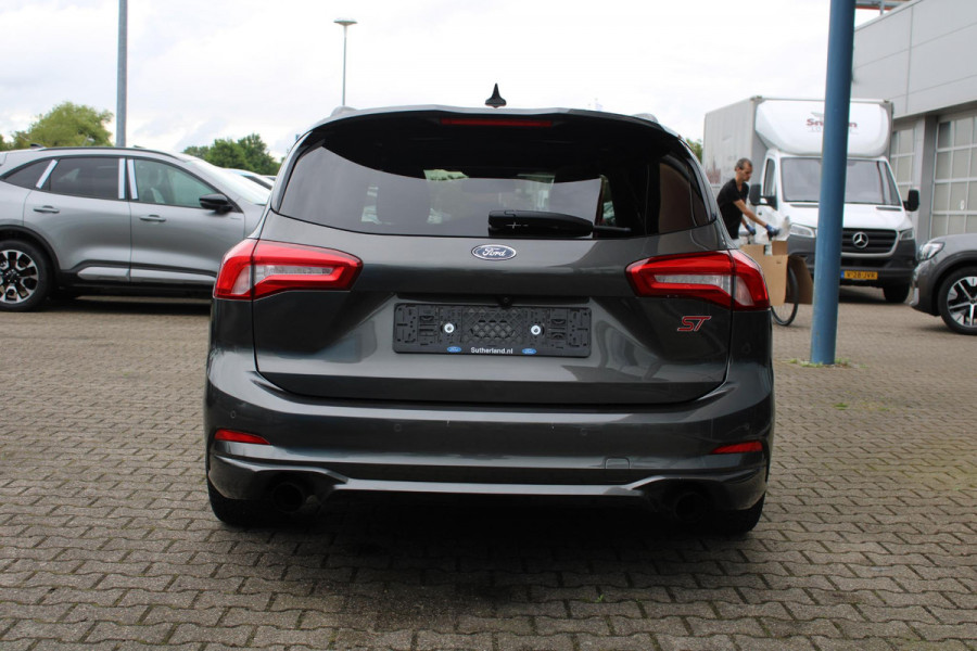 Ford FOCUS Wagon 2.3 EcoBoost ST-3 | Automaat 280pk! | Dubbele Wielset | Panoramadak | Winter Pack | Adaptive cruise control | Adaptive LED | Head up Display | Camera |