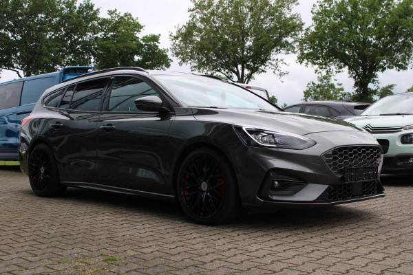 Ford FOCUS Wagon 2.3 EcoBoost ST-3 | Automaat 280pk! | Dubbele Wielset | Panoramadak | Winter Pack | Adaptive cruise control | Adaptive LED | Head up Display | Camera |