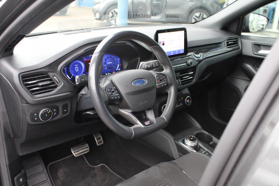 Ford FOCUS Wagon 2.3 EcoBoost ST-3 | Automaat 280pk! | Dubbele Wielset | Panoramadak | Winter Pack | Adaptive cruise control | Adaptive LED | Head up Display | Camera |