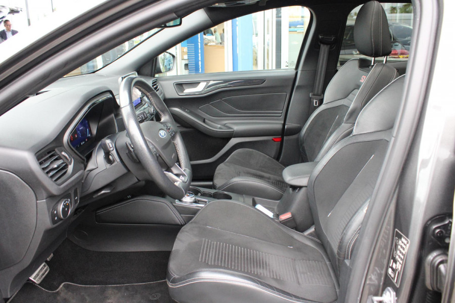 Ford FOCUS Wagon 2.3 EcoBoost ST-3 | Automaat 280pk! | Dubbele Wielset | Panoramadak | Winter Pack | Adaptive cruise control | Adaptive LED | Head up Display | Camera |
