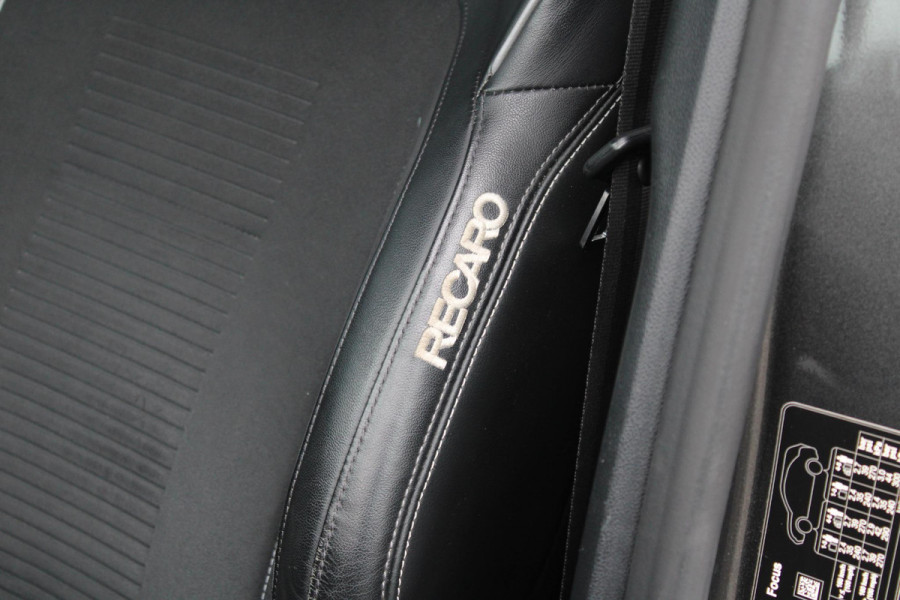 Ford FOCUS Wagon 2.3 EcoBoost ST-3 | Automaat 280pk! | Dubbele Wielset | Panoramadak | Winter Pack | Adaptive cruise control | Adaptive LED | Head up Display | Camera |