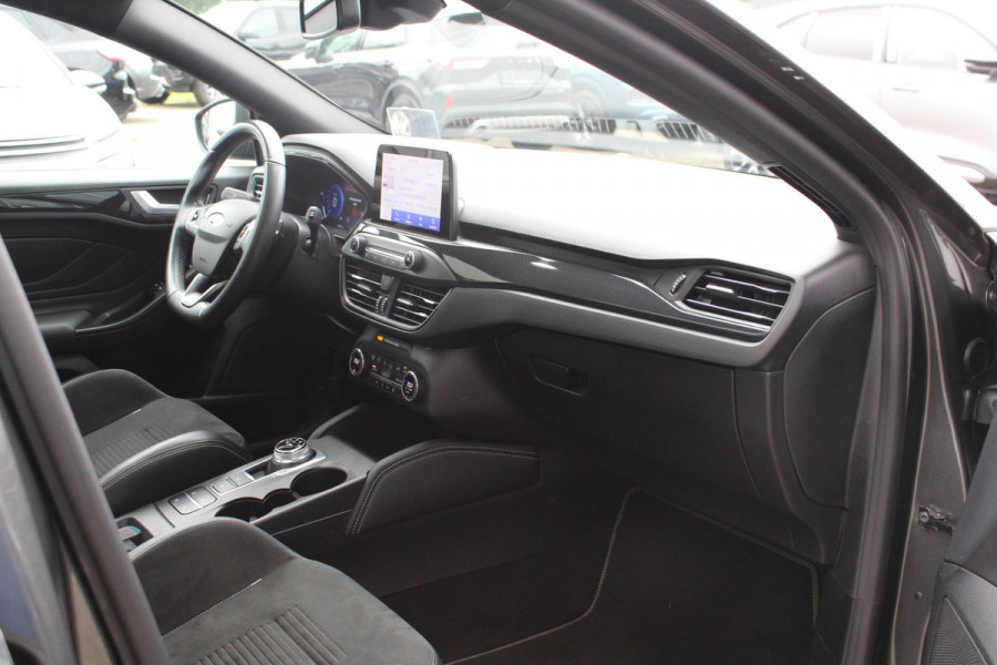 Ford FOCUS Wagon 2.3 EcoBoost ST-3 | Automaat 280pk! | Dubbele Wielset | Panoramadak | Winter Pack | Adaptive cruise control | Adaptive LED | Head up Display | Camera |