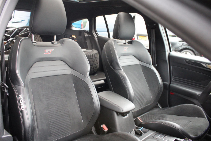 Ford FOCUS Wagon 2.3 EcoBoost ST-3 | Automaat 280pk! | Dubbele Wielset | Panoramadak | Winter Pack | Adaptive cruise control | Adaptive LED | Head up Display | Camera |