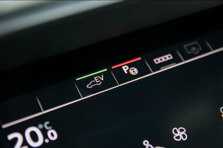 Audi A6 Avant 55 TFSI e Quattro Competition S line Edition 367pk Automaat|Kuipstoelen|Panoramadak|Virtual Cockpit|LED Matrix|Black