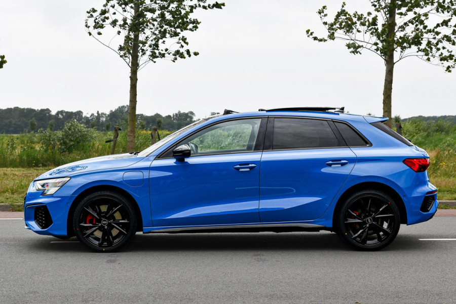 Audi A3 Sportback 45 TFSI e S edition Competition. Pano, RS stoelen, ACC, Keyless, B&O, Sfeer, Matrix, Camera, Dodeh, CarPlay!