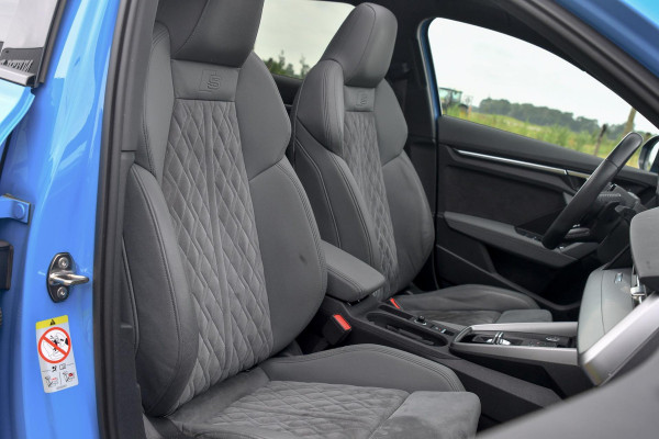 Audi A3 Sportback 45 TFSI e S edition Competition. Pano, RS stoelen, ACC, Keyless, B&O, Sfeer, Matrix, Camera, Dodeh, CarPlay!