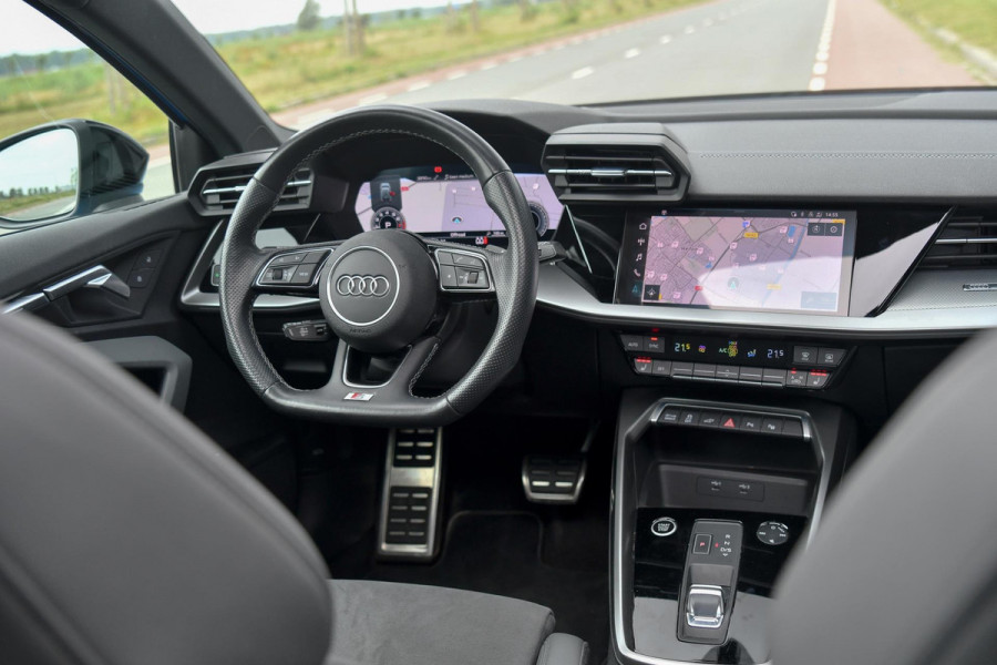 Audi A3 Sportback 45 TFSI e S edition Competition. Pano, RS stoelen, ACC, Keyless, B&O, Sfeer, Matrix, Camera, Dodeh, CarPlay!