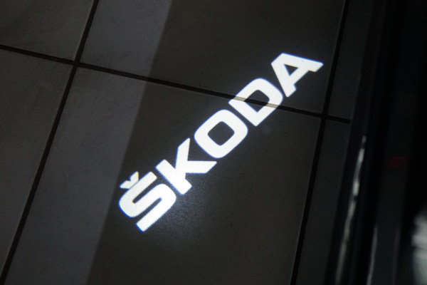 Škoda Octavia Combi 1.4 TSI iV PHEV Business Edition Plus + DODEHOEKDETECTIE / CAMERA / STOEL & STUURWIELVERWARMING