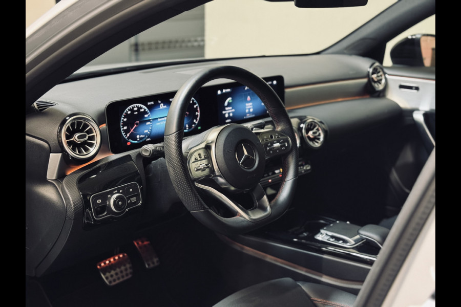 Mercedes-Benz A-Klasse 200 AMG Night | Panorama | Multibeam | Sfeer