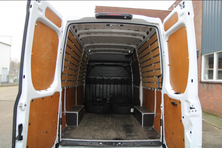 Iveco Daily 35S14V 2.3 352 L2H2 / Automaat / 3500 trekgewicht / Trekhaak