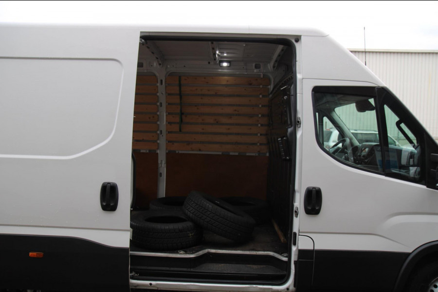 Iveco Daily 35S14V 2.3 352 L2H2 / Automaat / 3500 trekgewicht / Trekhaak