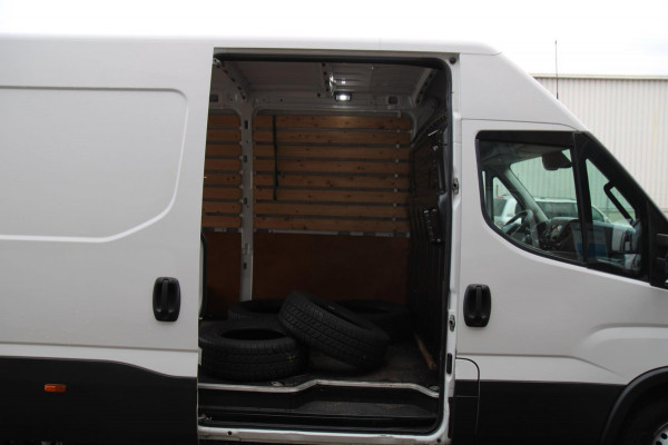 Iveco Daily 35S14V 2.3 352 L2H2 / Automaat / 3500 trekgewicht / Trekhaak