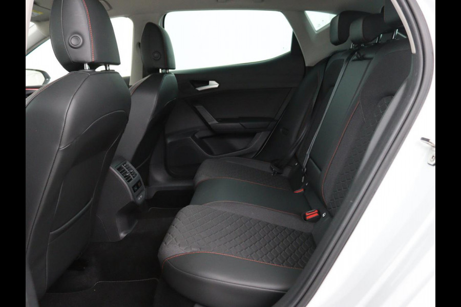 Seat Leon 1.5 eTSI FR Intens | Stoel & stuurverwarming | Trekhaak | Adaptive cruise | Navigatie | Parkeerhulp | Full LED
