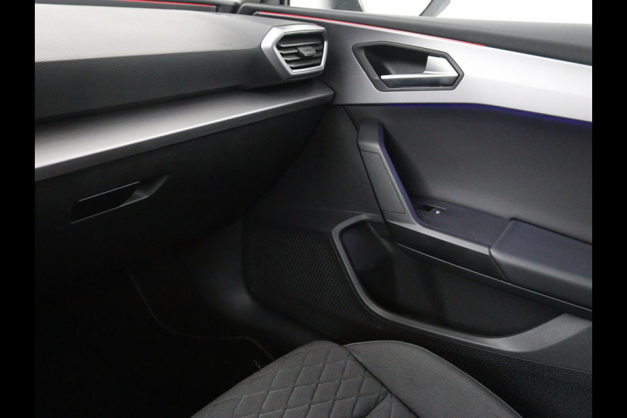 Seat Leon 1.5 eTSI FR Intens | Stoel & stuurverwarming | Trekhaak | Adaptive cruise | Navigatie | Parkeerhulp | Full LED