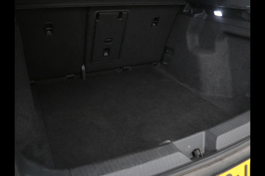 Volkswagen ID.4 First 77 kWh | Warmtepomp | Stoel & stuurverwarming | Carplay | Adaptive cruise | Full LED | Half leder | Navigatie | Parkeerhulp