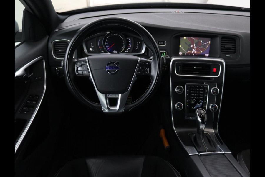 Volvo V60 1.5 T3 R-Design | Stoelverwarming | Xenon | Leder/Alcantara | Navigatie | Trekhaak | Parkeerhulp | Climate control | Cruise control