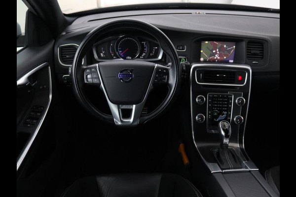 Volvo V60 1.5 T3 R-Design | Stoelverwarming | Xenon | Leder/Alcantara | Navigatie | Trekhaak | Parkeerhulp | Climate control | Cruise control