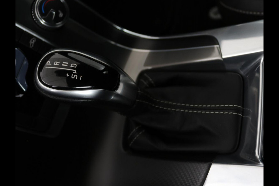 Volvo V60 1.5 T3 R-Design | Stoelverwarming | Xenon | Leder/Alcantara | Navigatie | Trekhaak | Parkeerhulp | Climate control | Cruise control