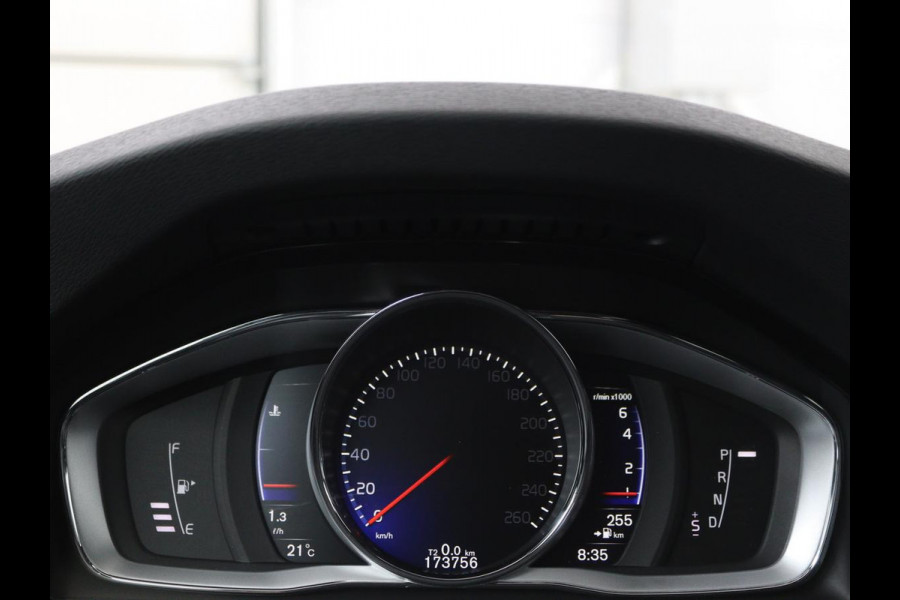 Volvo V60 1.5 T3 R-Design | Stoelverwarming | Xenon | Leder/Alcantara | Navigatie | Trekhaak | Parkeerhulp | Climate control | Cruise control