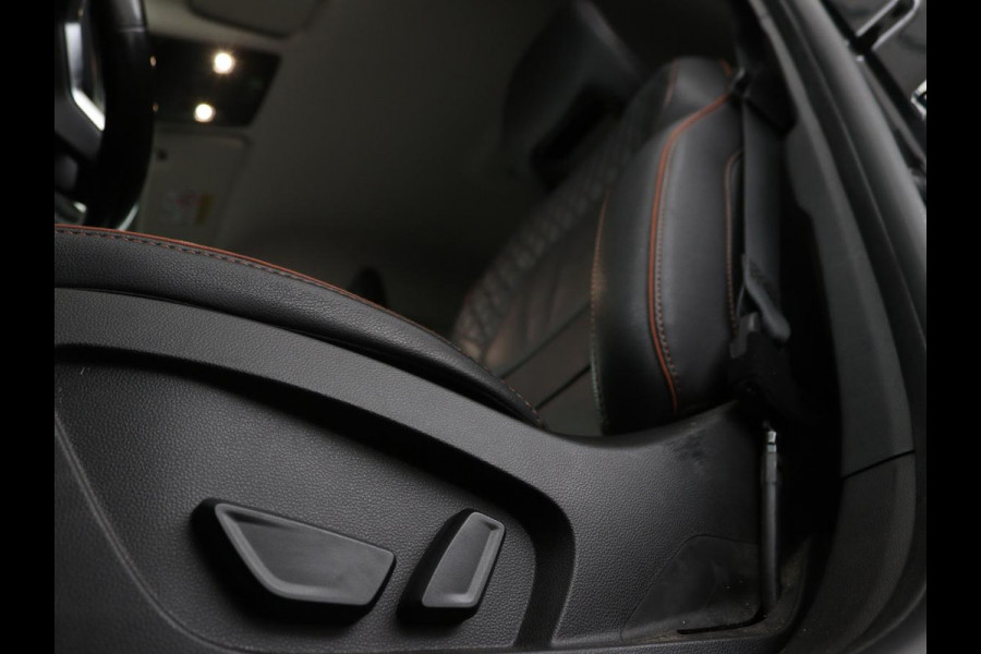 Renault Captur 1.6 E-Tech Hybrid 145 Initiale Paris | Leder | Stoel & stuurverwarming | Camera | Full LED | Park Assist | Carplay | BOSE Sound