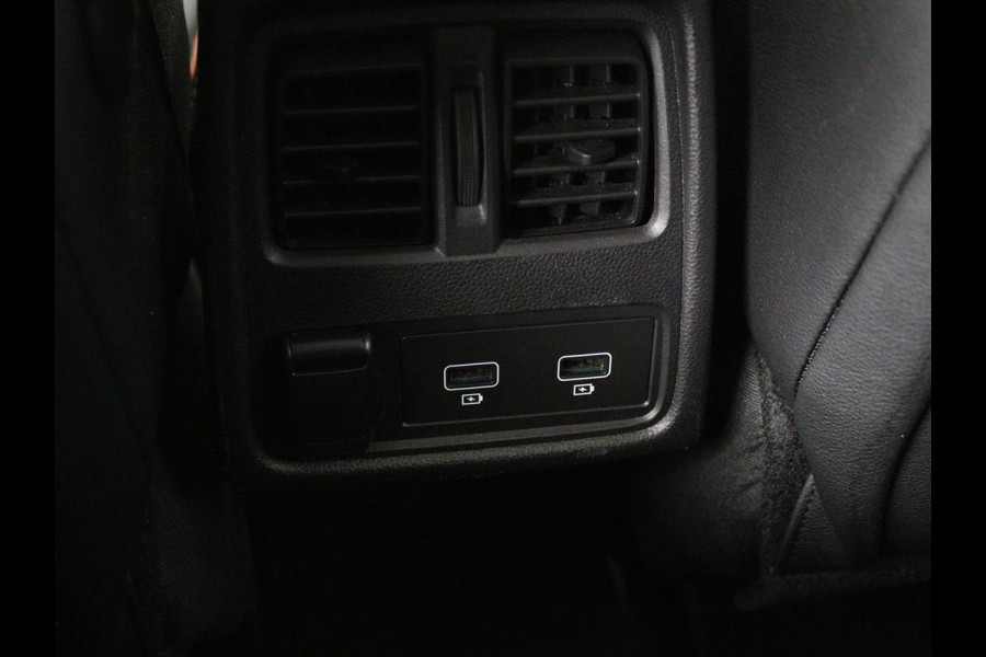 Renault Captur 1.6 E-Tech Hybrid 145 Initiale Paris | Leder | Stoel & stuurverwarming | Camera | Full LED | Park Assist | Carplay | BOSE Sound